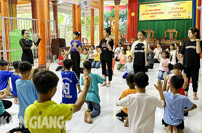 Khai giảng lớp dạy múa Khmer truyền thống tại huyện Gò Quao